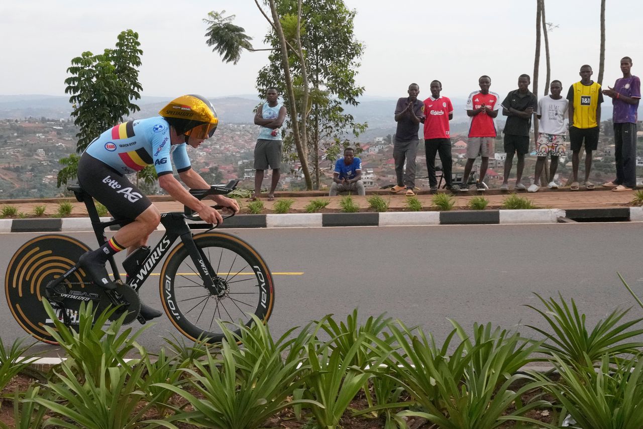 Remco Evenepoel doet het ondenkbare: wereldkampioen Pogacar met overmacht verslaan