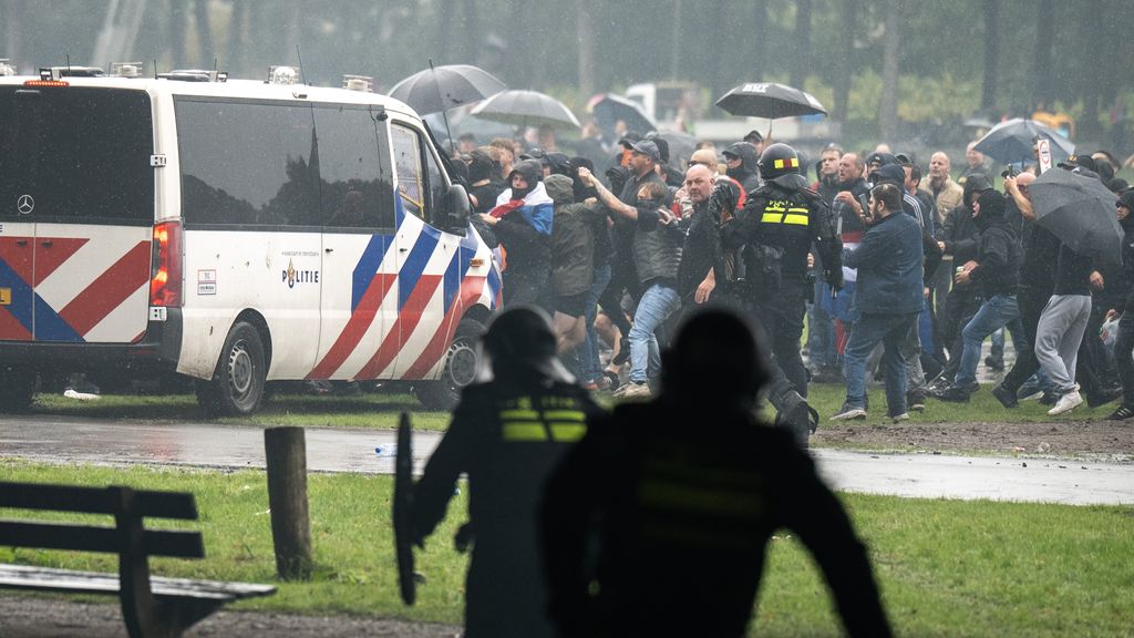 Minstens 30 aanhoudingen en twee gewonde agenten bij 'ongekend geweld' in Den Haag