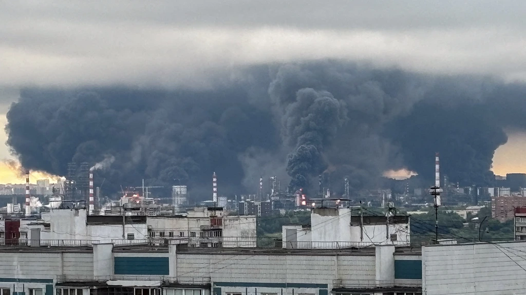 Enorme Oekraïense droneaanval op Rusland, belangrijke olieraffinaderij in brand
