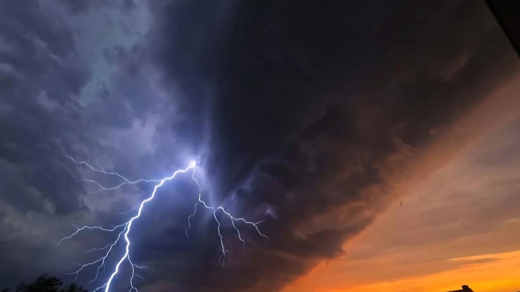 Meer dan 188.000 bliksemontladingen door noodweer gisteravond: 'Dit is uitzonderlijk'