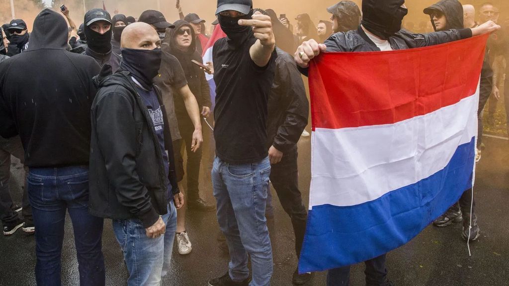 Fotograaf Arie Kievit wint Zilveren Camera met foto's rellen op Malieveld