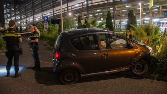 Auto vliegt uit de bocht in Utrecht