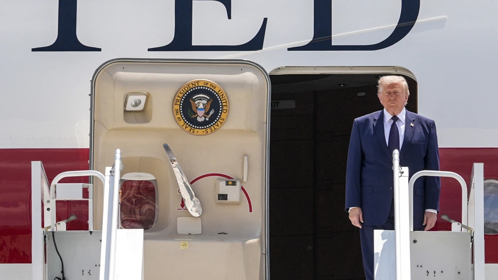 'Trump stapte na NAVO-top verstopt in cateringwagentje over op ander vliegtuig'