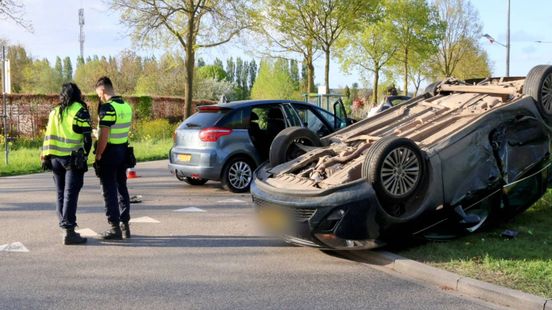 Auto op de kop na botsing met andere voertuig