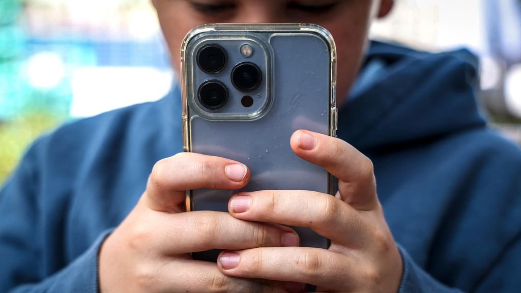 Europese Commissie wil strengere online leeftijdscontrole: 'Geen smoesjes meer'