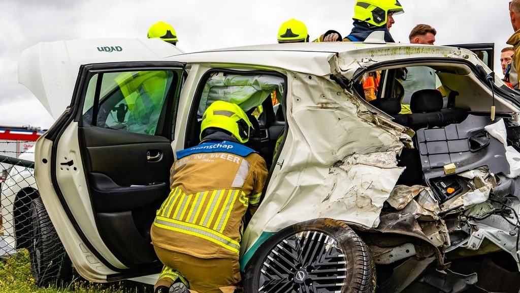 Trein botst op taxi in Valburg, kinderen en chauffeur komen met de schrik vrij