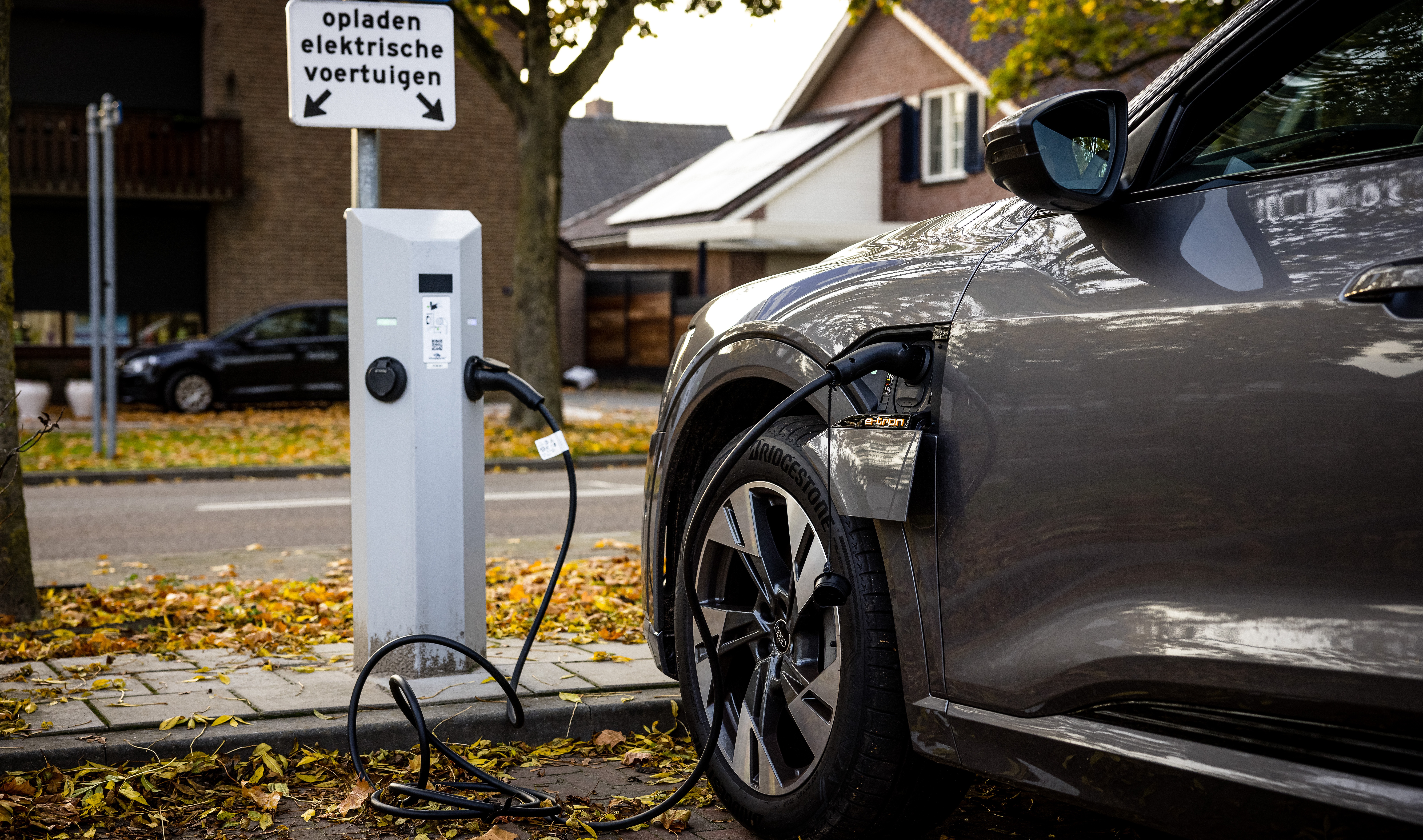 Vattenfall start opvallende proef: benzine- en dieselauto’s mogen óók op laadplekken parkeren