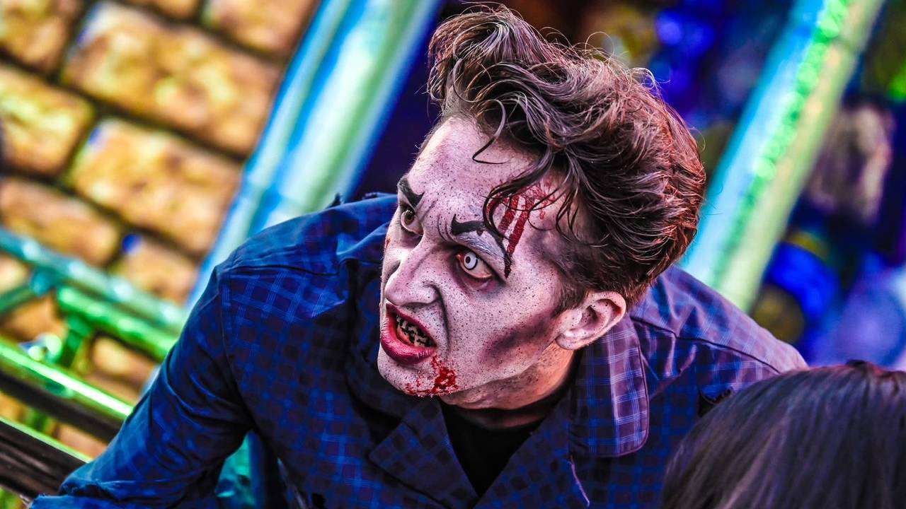 Damiano (23) kruipt tijdens Tilburgse Kermis in de huid van 'Psycho Harold'