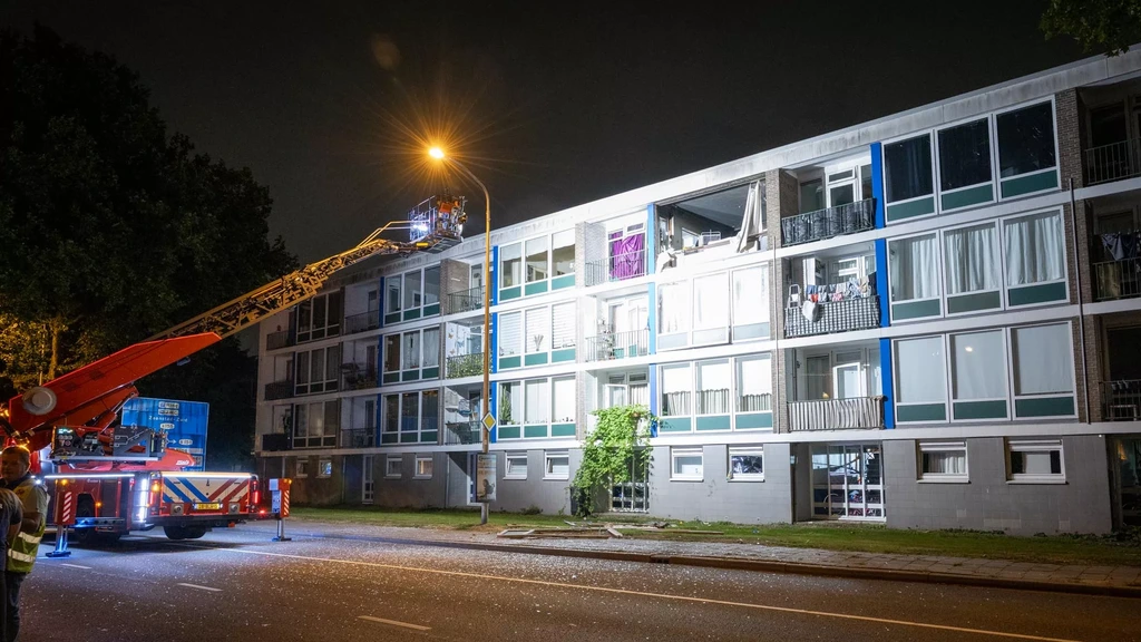 Gevel uit appartement geblazen door explosie in Zaandam