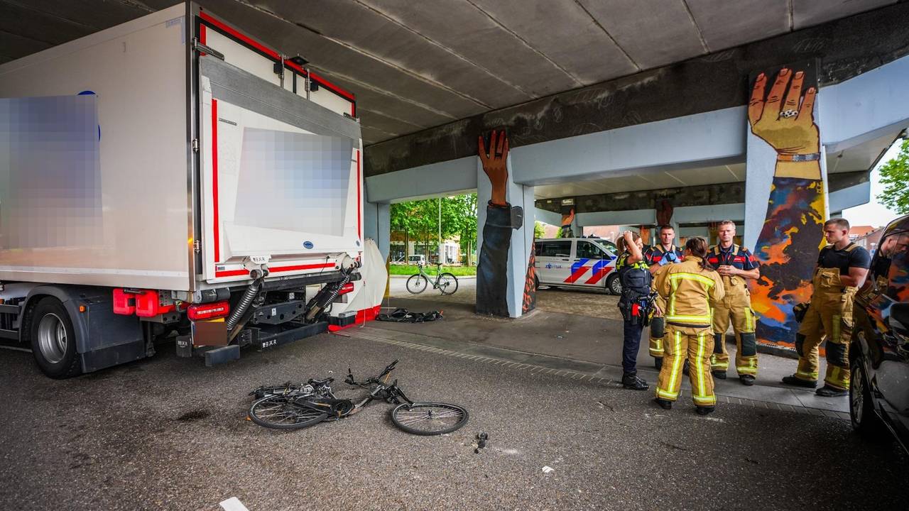 Vrachtwagen sleurt fietser mee, gillende omstanders waarschuwen chauffeur
