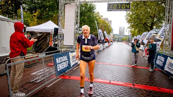In piepklein broekje en doorweekt rent 83-jarige Martin 10 kilometer