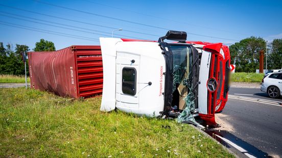 Vrachtwagen gekanteld op rotonde, provinciale weg afgesloten