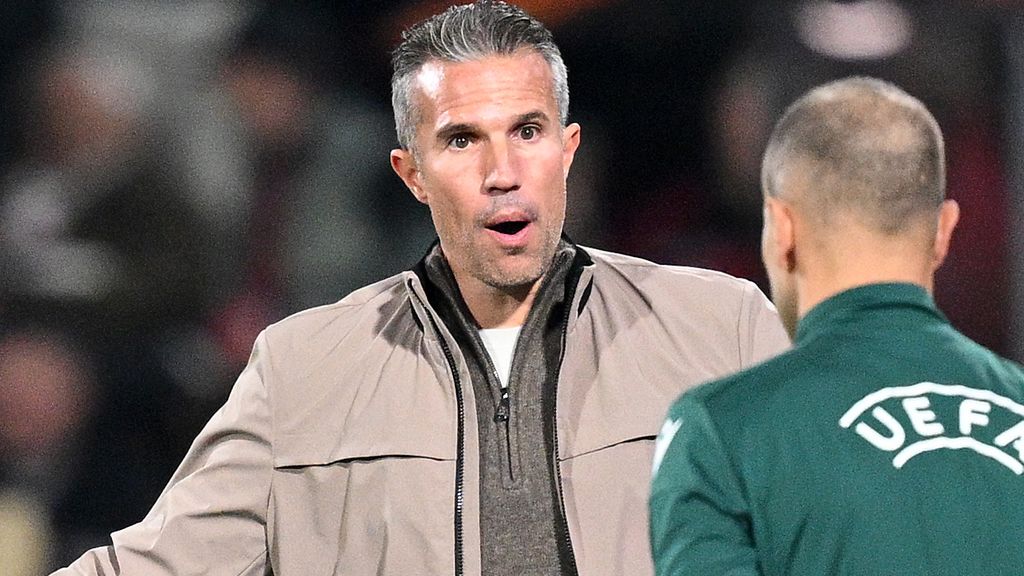 Scheidsrechter zegt sorry tegen Van Persie na afgekeurde goal: 'Voelt als onrecht'