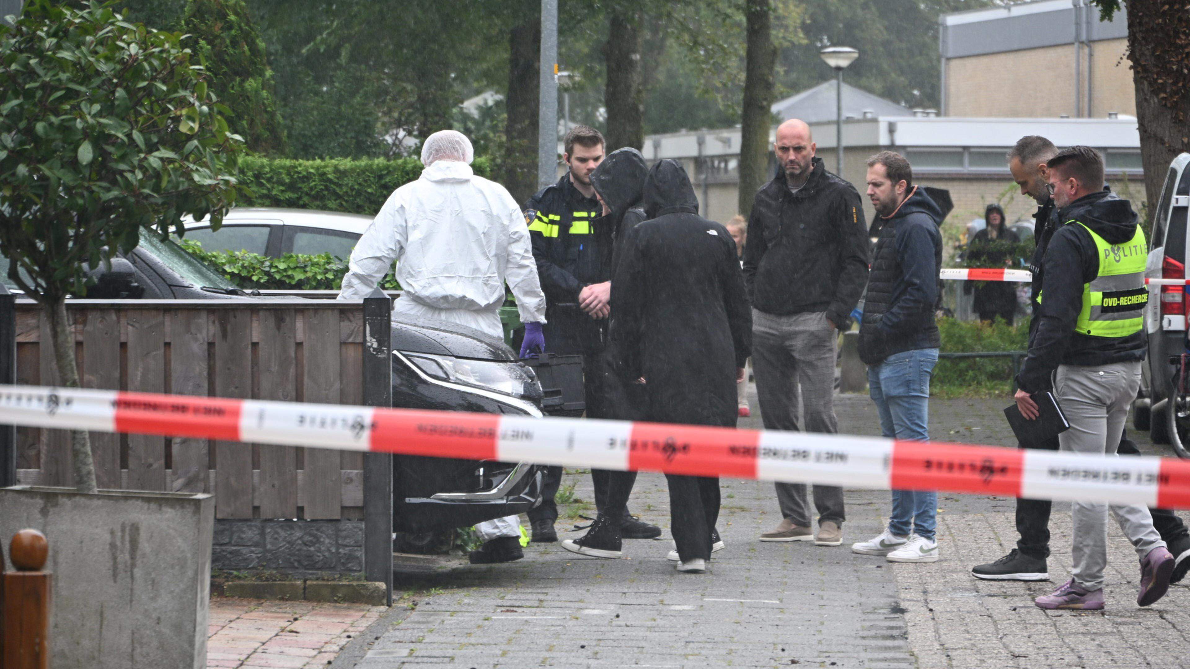 Buren in shock na vondst drie doden in huis Alkmaar: ’Er woont een gezin met jong kindje, schoonmaakster sloeg alarm’