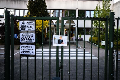 Gemeentehuis Loosdrecht vernield, stoeptegels en verkeersboden door ramen gegooid