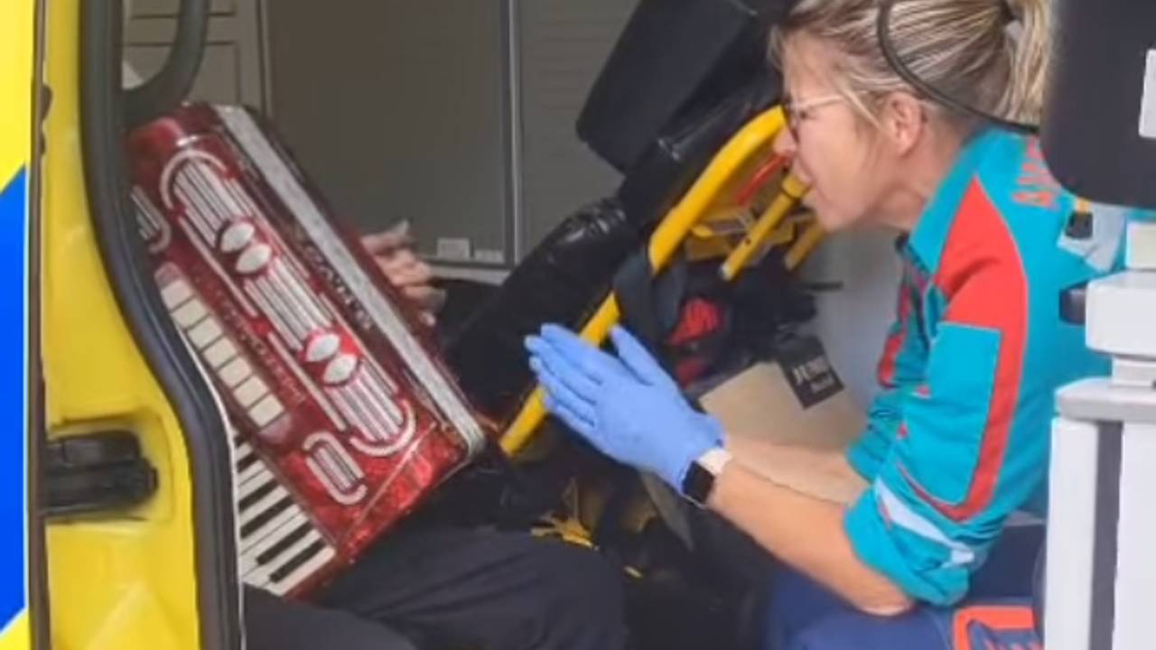 Patiënt speelt accordeon tijdens ambulancerit: 'hij werd helemaal gelukkig'