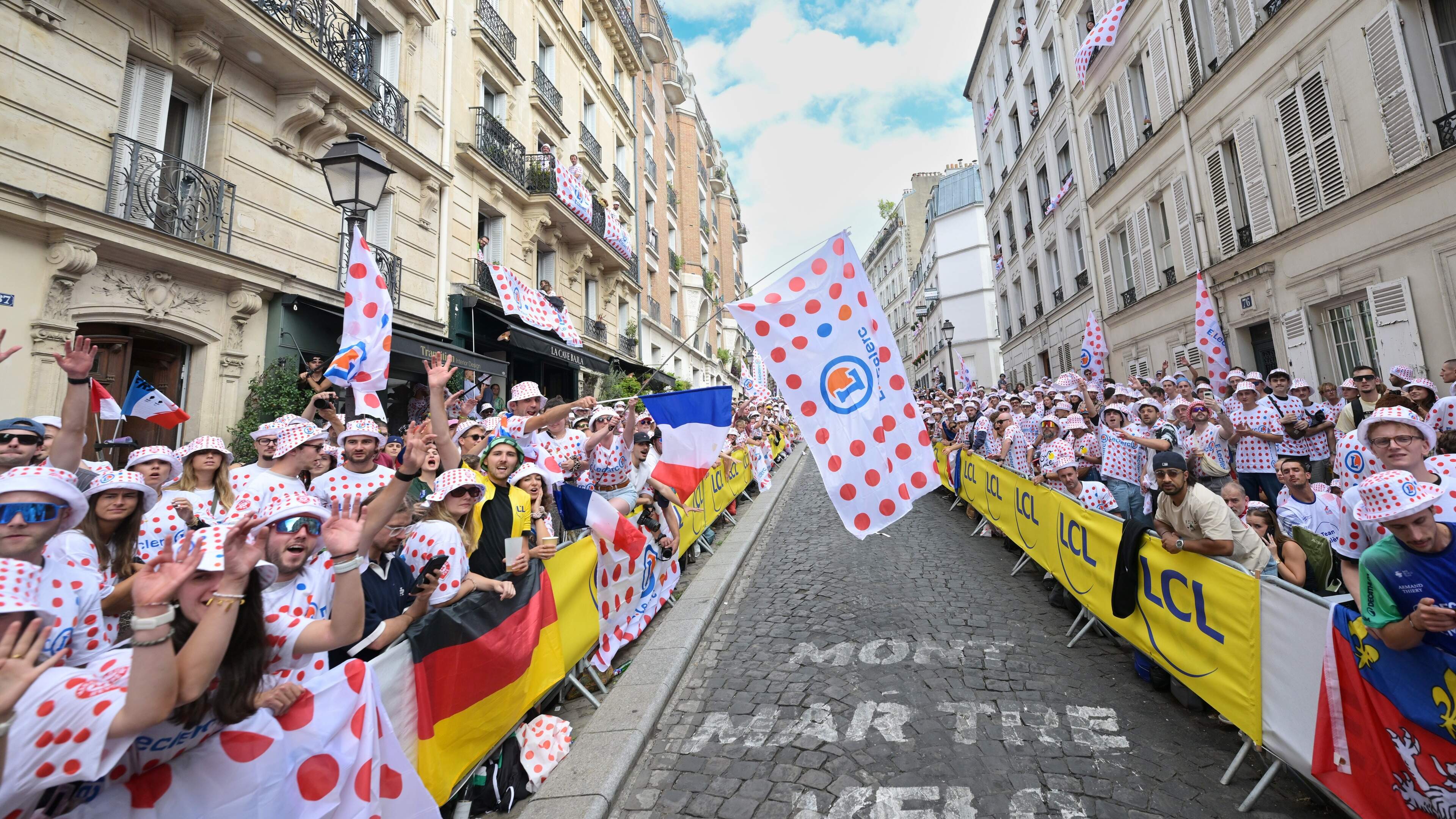 LIVE Tour de France | Truiwinnaars in zonnetje gezet, kan Mathieu van der Poel schitteren in slotrit?