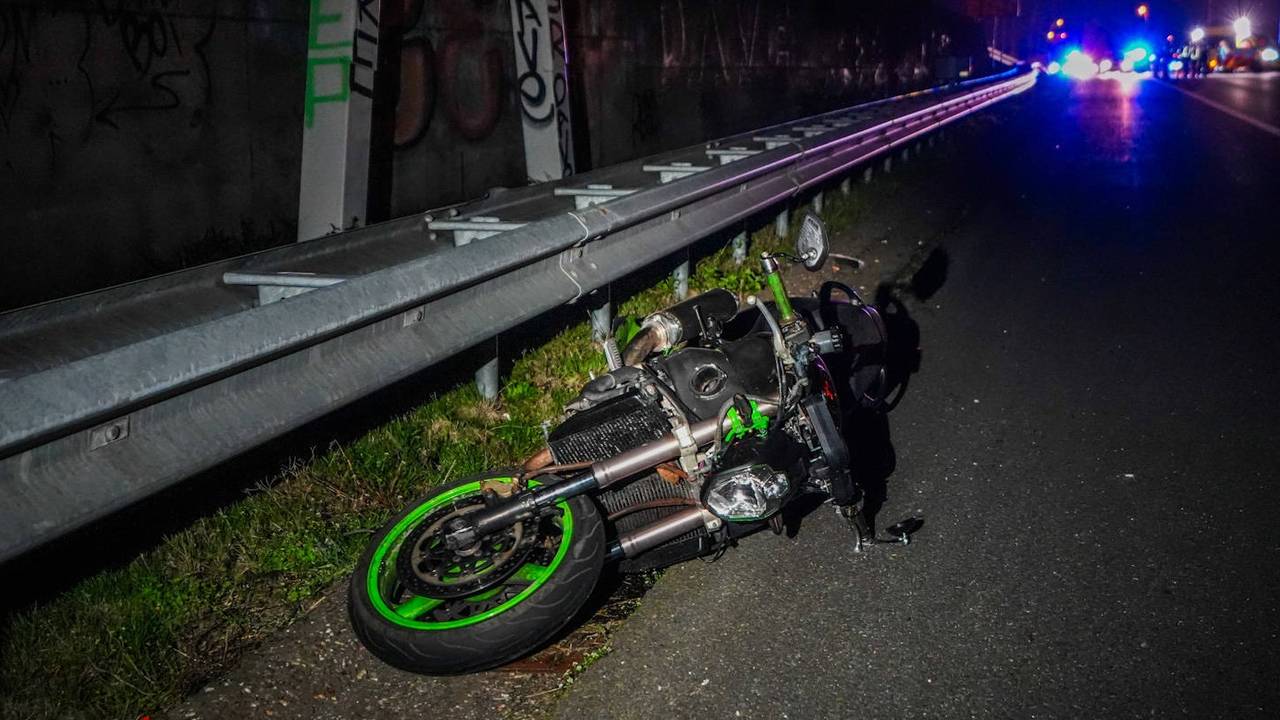 Ongeluk A2 bij Eindhoven: motorrijder zwaargewond, bestuurder rijdt door