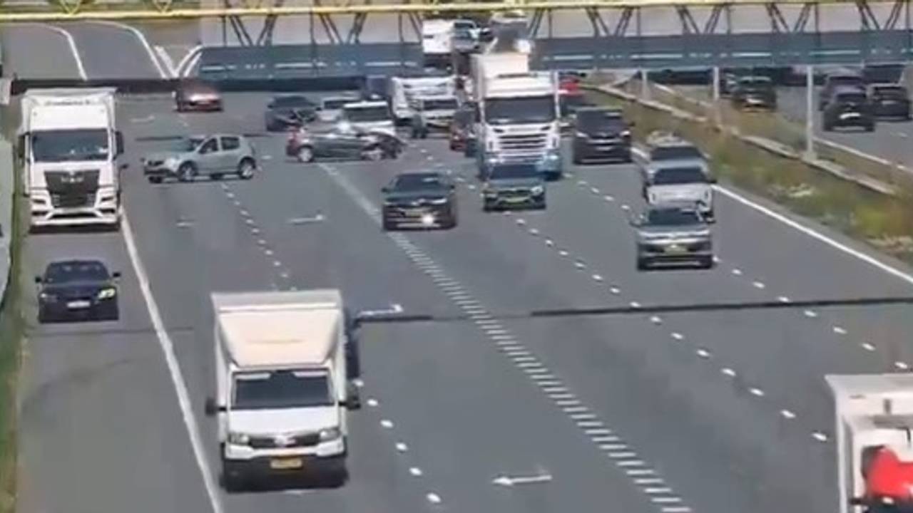 Meerdere auto's botsen op elkaar, drie rijstroken dicht op de A2