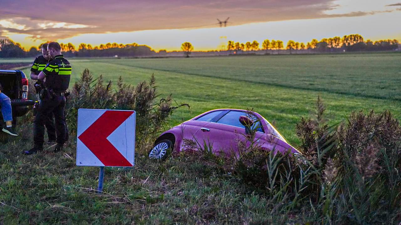 Auto belandt in sloot nadat bestuurder bocht over het hoofd ziet