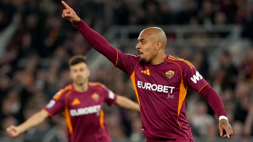 Spits Malen schiet AS Roma met hattrick langs hekkensluiter Pisa