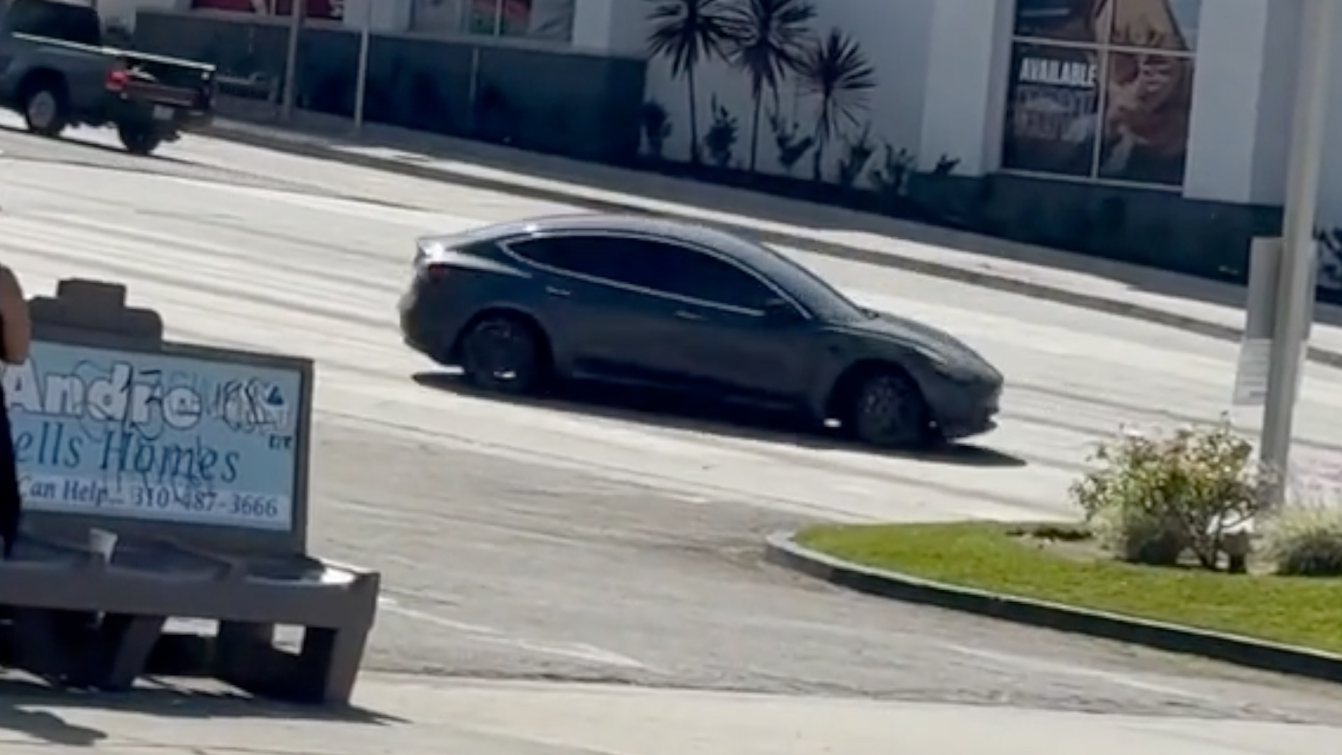 Op hol geslagen Tesla zonder bestuurder richt ravage aan bij tankstation