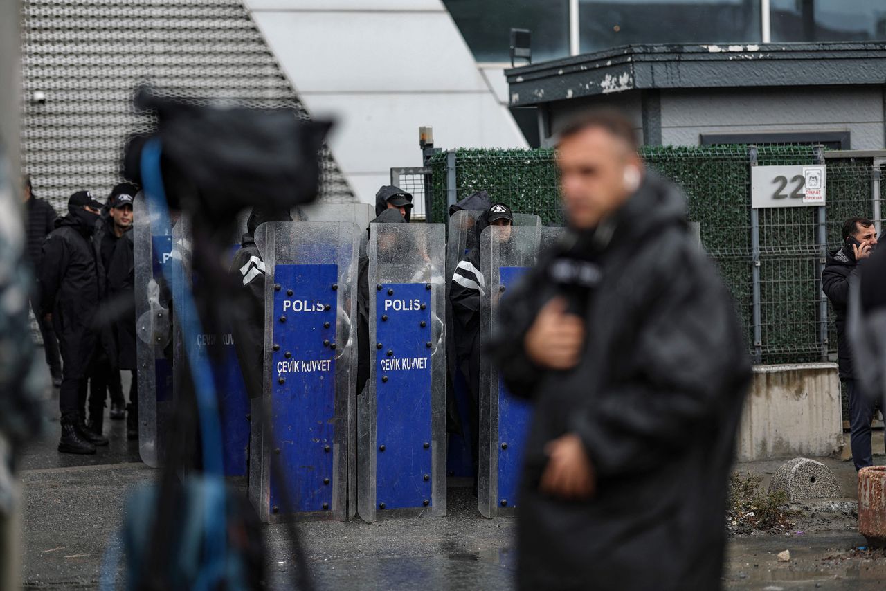 Turkse autoriteiten vallen binnen bij oppositiegezinde tv-zender en stellen bewindvoerder aan