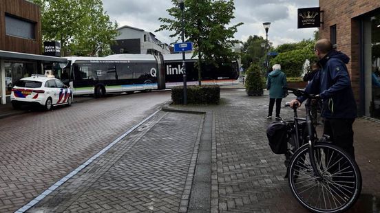 Bus ramt gevel van kapperszaak in centrum Leek