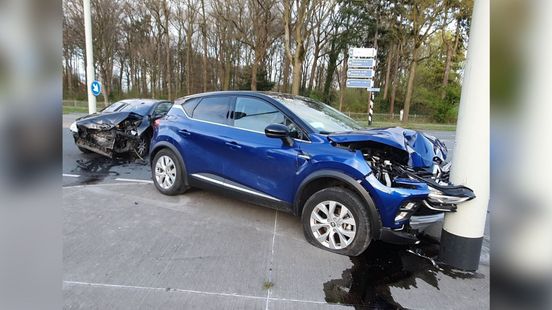 Twee auto's crashen in Apeldoorn, weg tijdelijk afgesloten