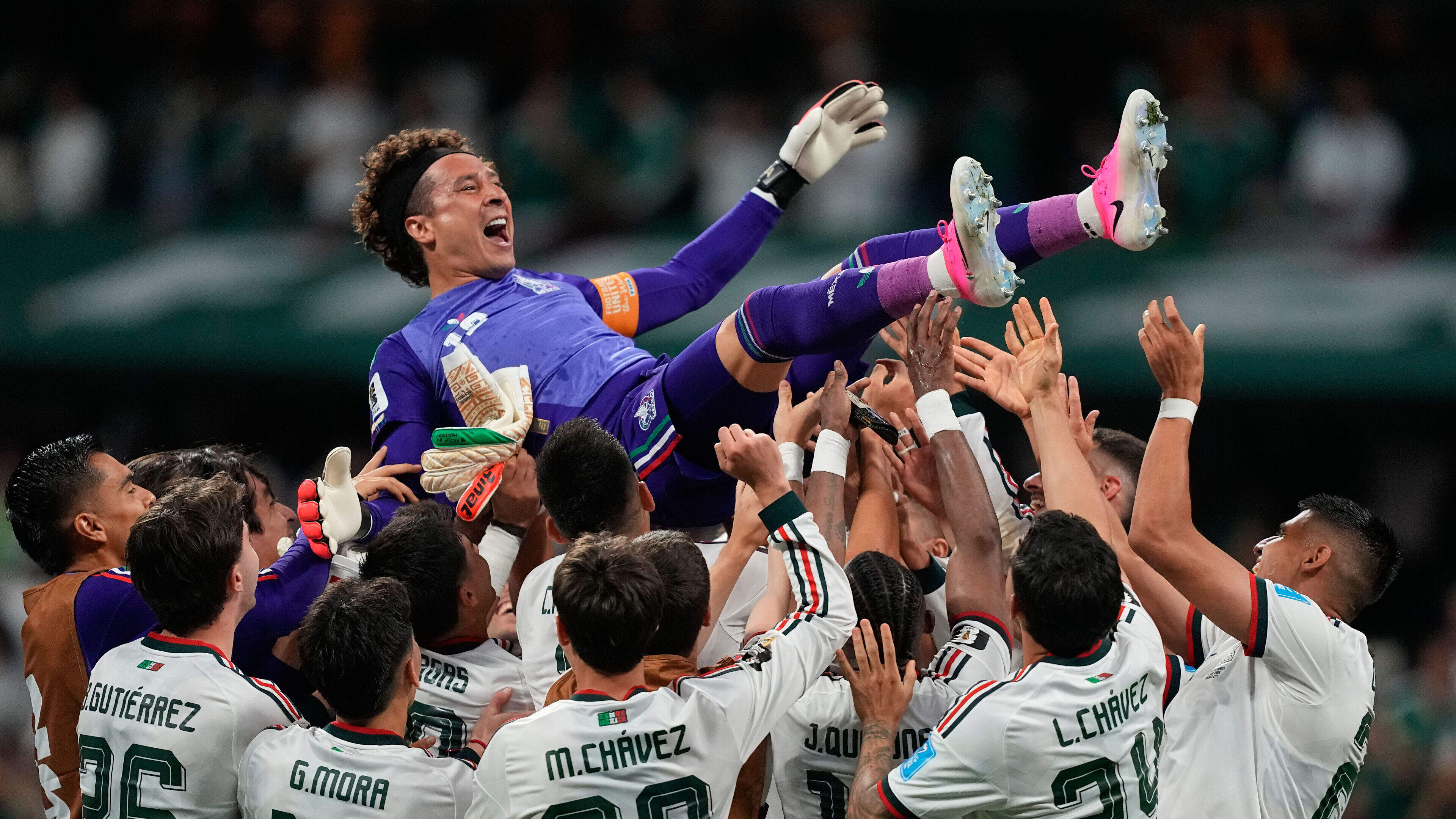 Mexicaanse cultdoelman Guillermo Ochoa (40) in tranen na invalbeurt op zesde WK: ’Iets waar ik alleen maar van kon dromen’