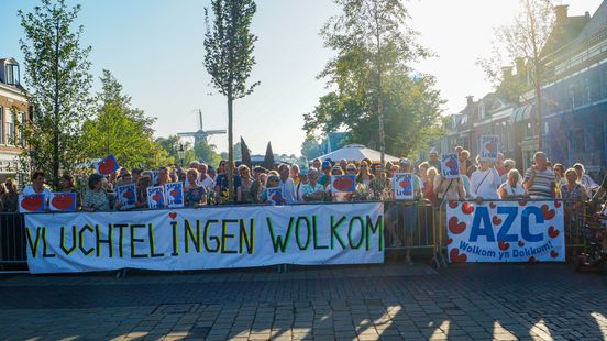 Vluchtelingen krijgen een warm welkom in Dokkum: "Ik hoop dat het azc hier komt"