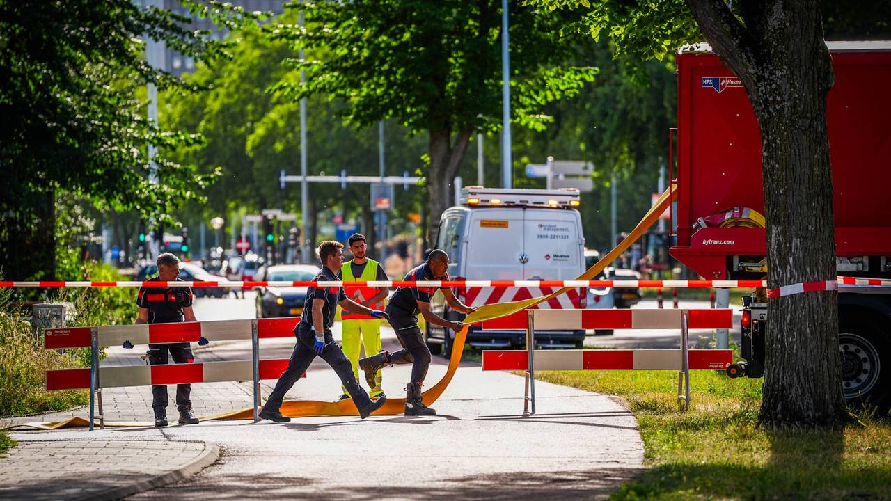 Fietspaden en wegen afgesloten vanwege stank die uit sloot kwam