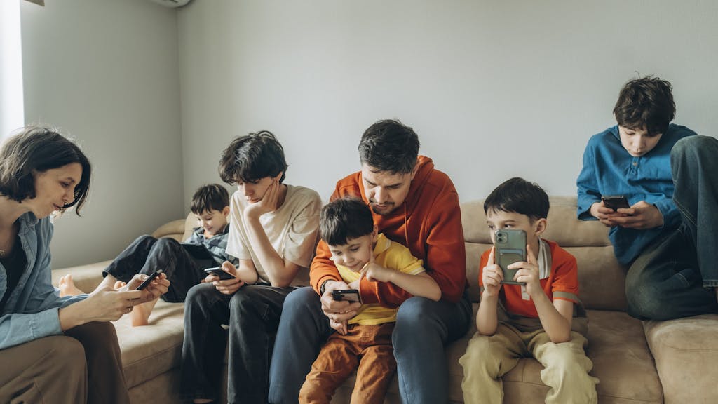 Kinderen van schermverslaafde ouders kampen vaker met angst en onzekerheid