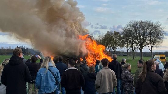 Grote drukte bij paasvuur Klarenbeek, 'kijken hoe hard het fikt'