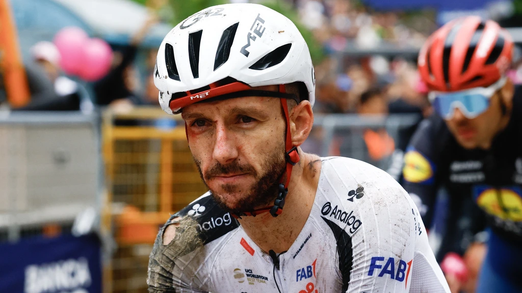 UAE hard geraakt door zware val tweede etappe Giro: ook kopman Yates naar huis