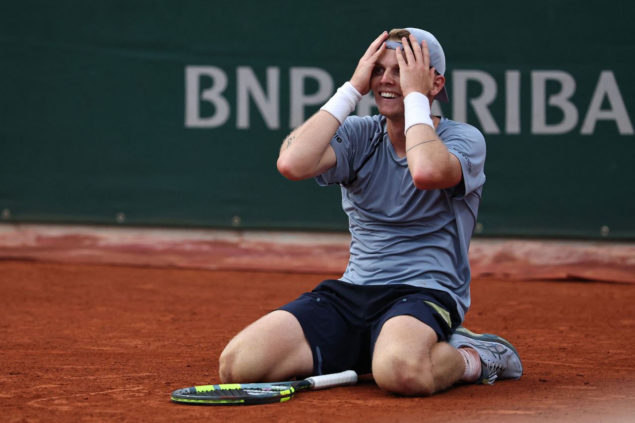 Jesper de Jong verslaat na thriller de nummer 15 van de wereld op Roland Garros. ‘Alleeez, Zjespèèr’, roept het Franse publiek