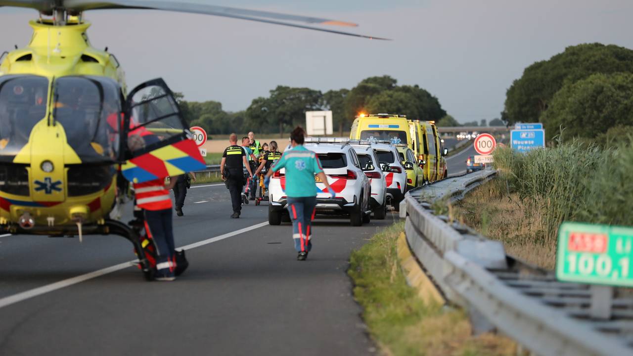 Man valt uit rijdende auto op A58 bij Heerle en raakt zwaargewond