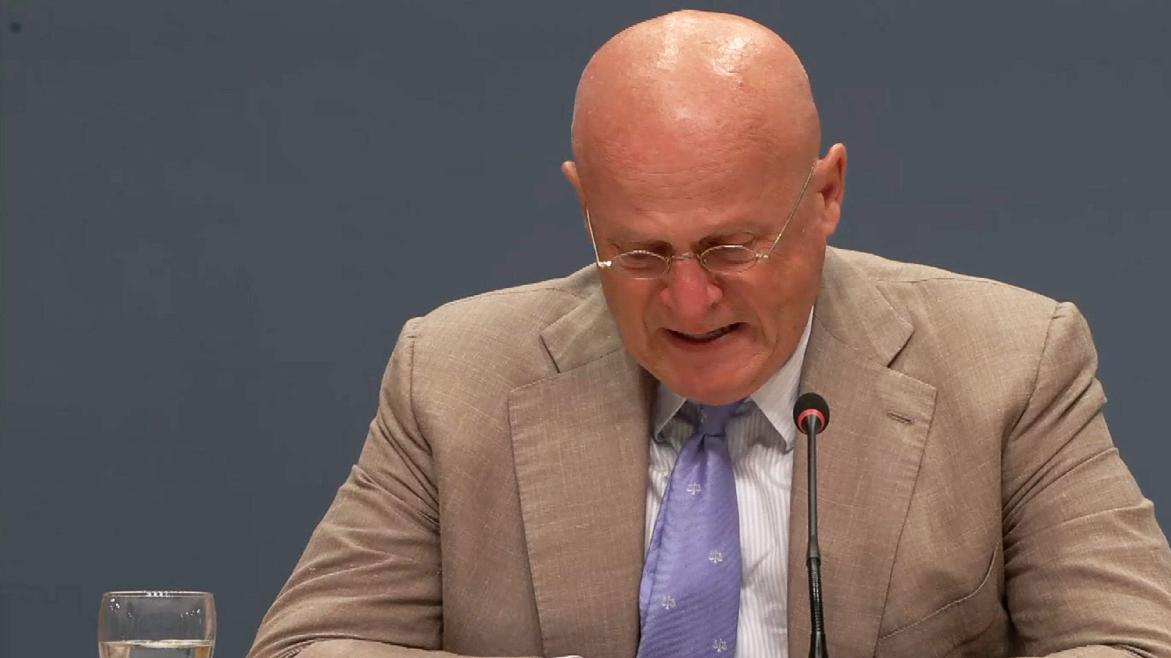 Oud-minister Grapperhaus zichtbaar geëmotioneerd bij coronaverhoor: ‘Dat heb ik me zó aangetrokken’