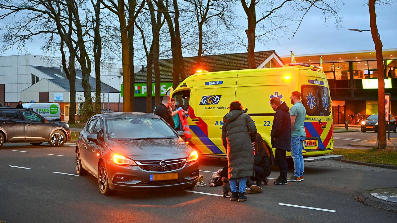 Voetganger steekt over en wordt geschept door automobilist