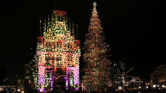 Duizenden mensen zien lichtjes in reusachtige kerstboom branden: 'Komen helemaal in de stemming'