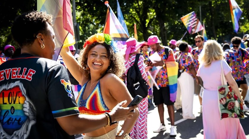 Duizenden mensen lopen door Amsterdam tijdens WorldPride March