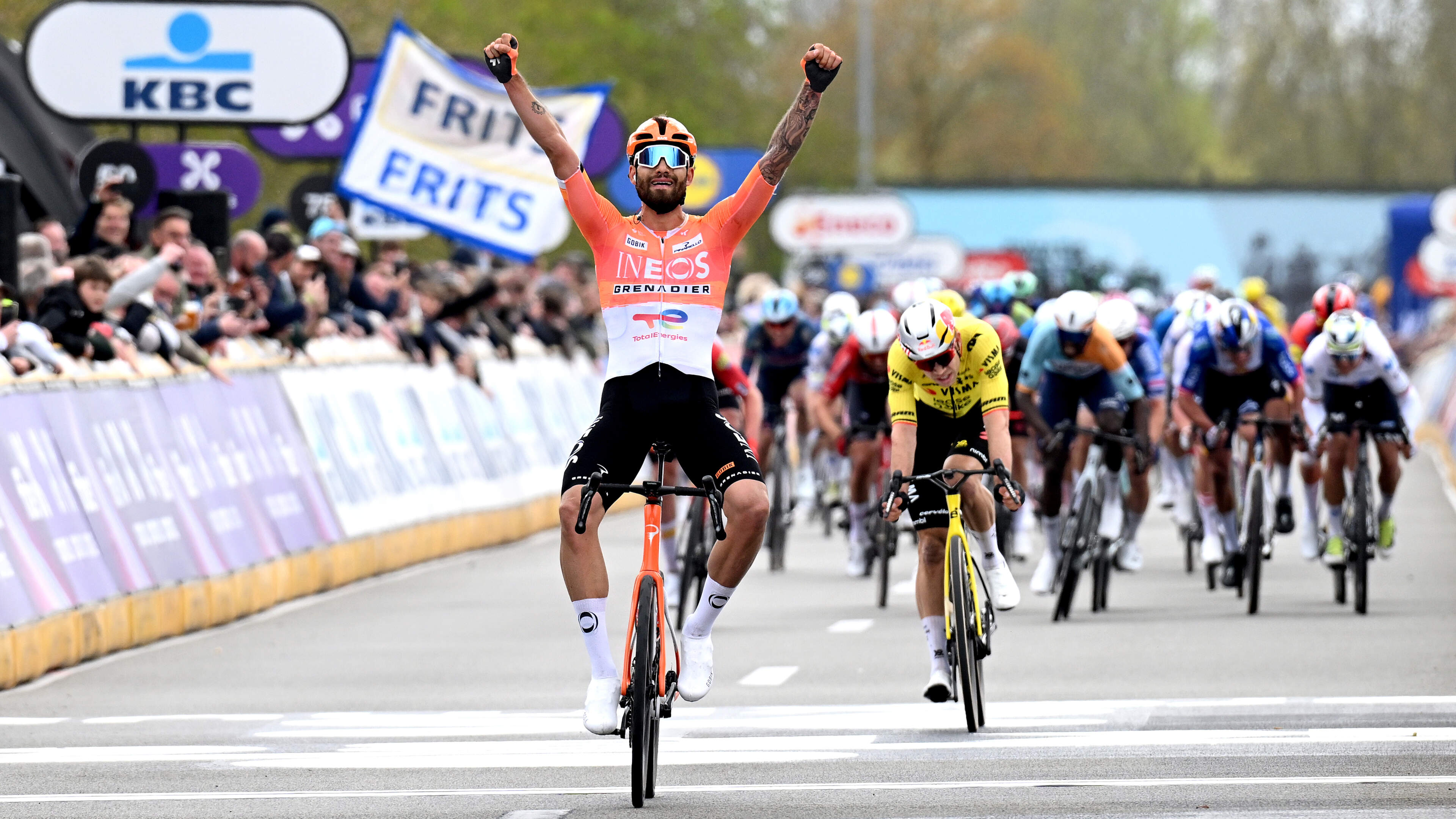 Wout van Aert grijpt weer naast zege in Dwars door Vlaanderen, Filippo Ganna slaat toe in slotmeters; Demi Vollering tweede bij vrouwen