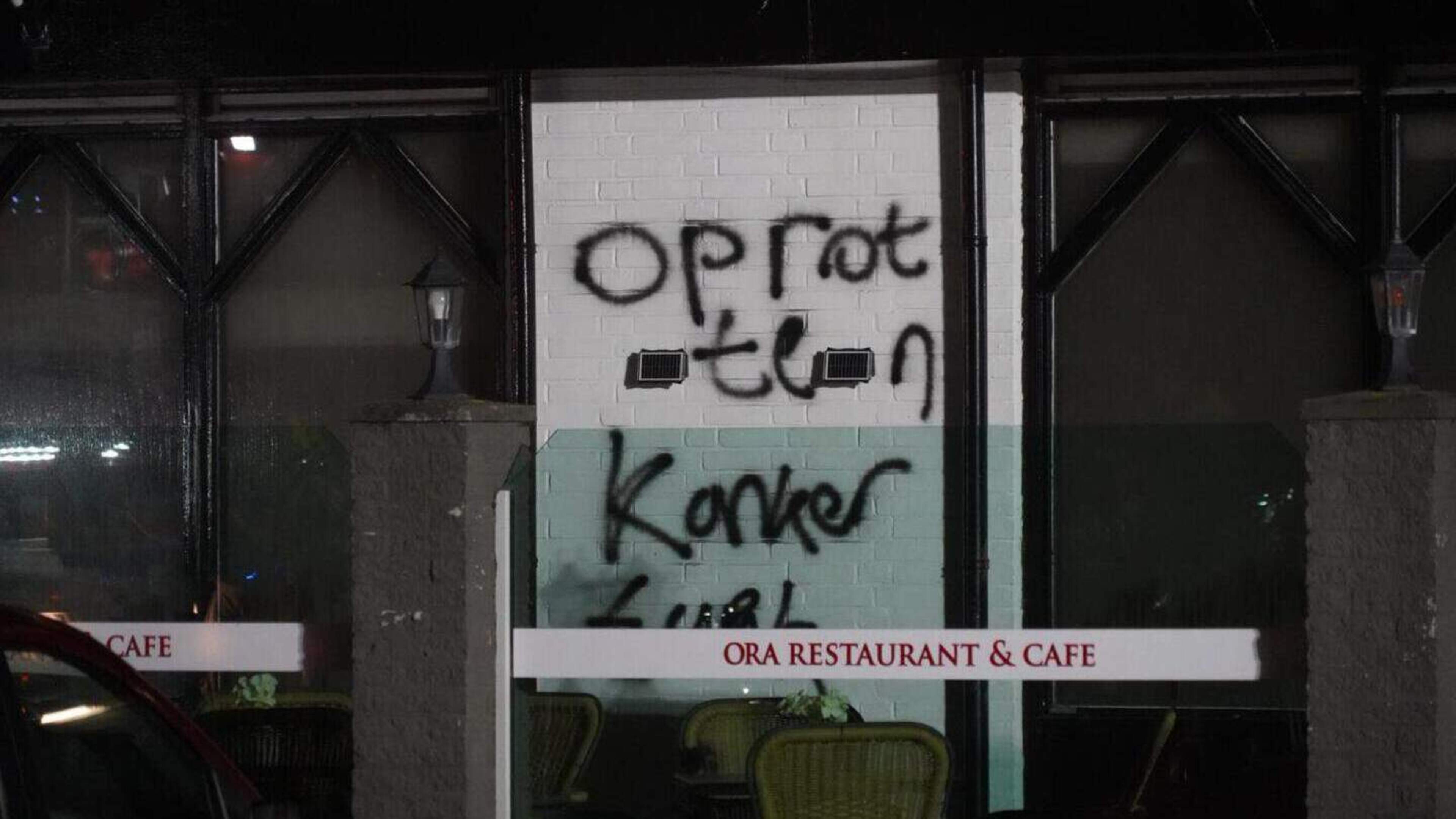 Aangestoken brand verwoest voormalig Tako’s Wok in Wijdenes, racistische leuzen zorgen voor schok: ’Dit is racisme tot het uiterste’