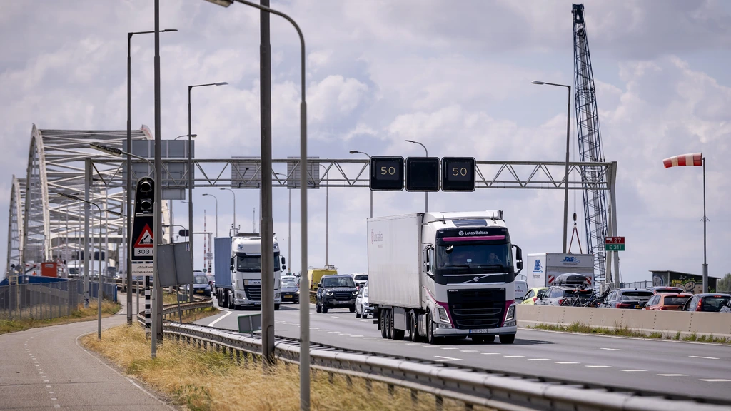Duizenden buitenlandse vrachtwagens rijden ondanks verbod over Merwedebrug
