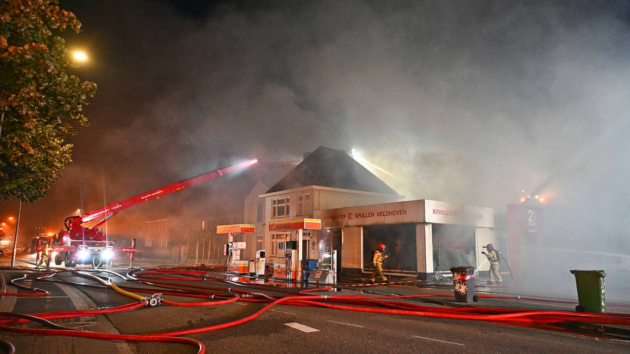 Grote brand in kringloopwinkel, meerdere panden in de omgeving beschadigd
