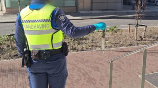 Melder ziet in Utrecht iets geks uit de grond steken, het blijkt een groot mes