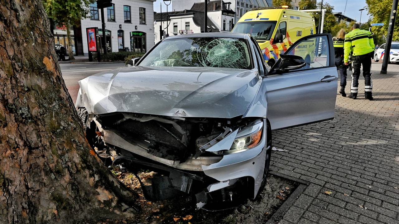 Bijrijder grijpt in bij onwel geworden bestuurder, auto botst op boom