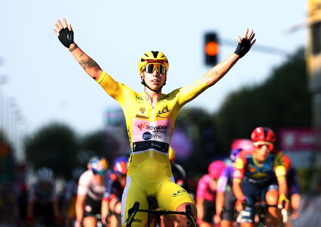 Lorena Wiebes rekent in de Tour dubbel af met Giro-diskwalificatie. Nu is haar fiets wél zwaar genoeg