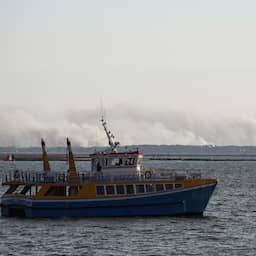 Honderden mensen vluchten per boot van Frans schiereiland voor natuurbrand