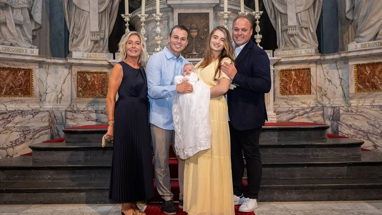 Frans Bauer deelt foto's van doop kleinzoon Jan: 'Dankbaar en blij'